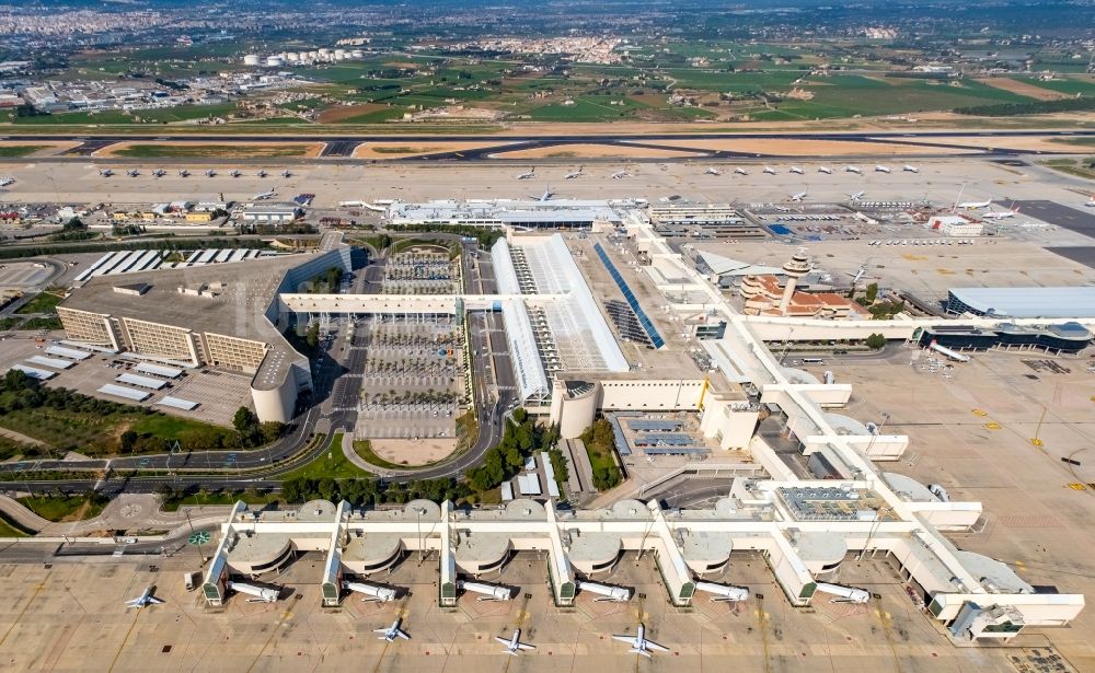 Palma von oben - Abfertigungs- Gebäude und Terminals auf dem Gelände des Flughafen in Palma in Islas Baleares, Spanien