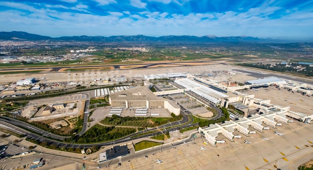 Palma aus der Vogelperspektive: Abfertigungs- Gebäude und Terminals auf dem Gelände des Flughafen in Palma in Islas Baleares, Spanien