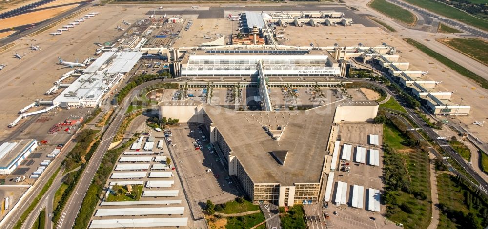 Palma von oben - Abfertigungs- Gebäude und Terminals auf dem Gelände des Flughafen in Palma in Islas Baleares, Spanien