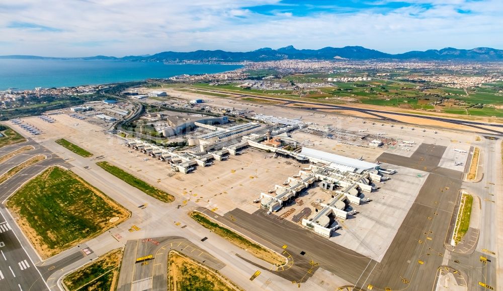 Luftaufnahme Palma - Abfertigungs- Gebäude und Terminals auf dem Gelände des Flughafen in Palma in Islas Baleares, Spanien