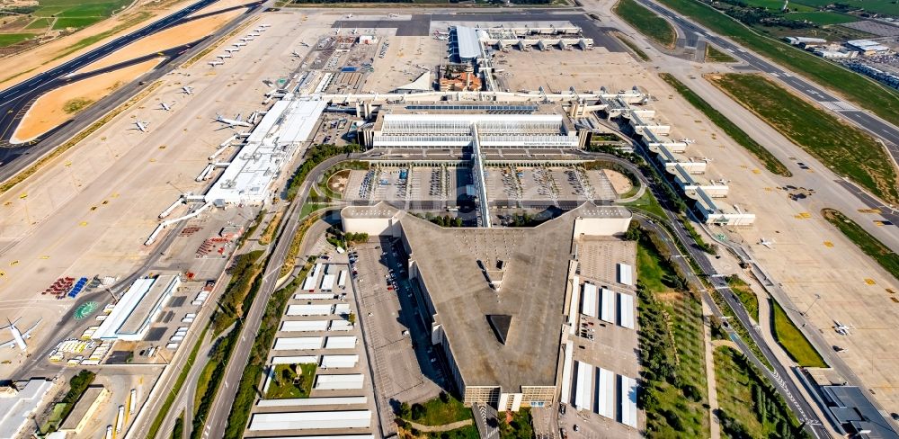 Palma von oben - Abfertigungs- Gebäude und Terminals auf dem Gelände des Flughafen in Palma in Islas Baleares, Spanien