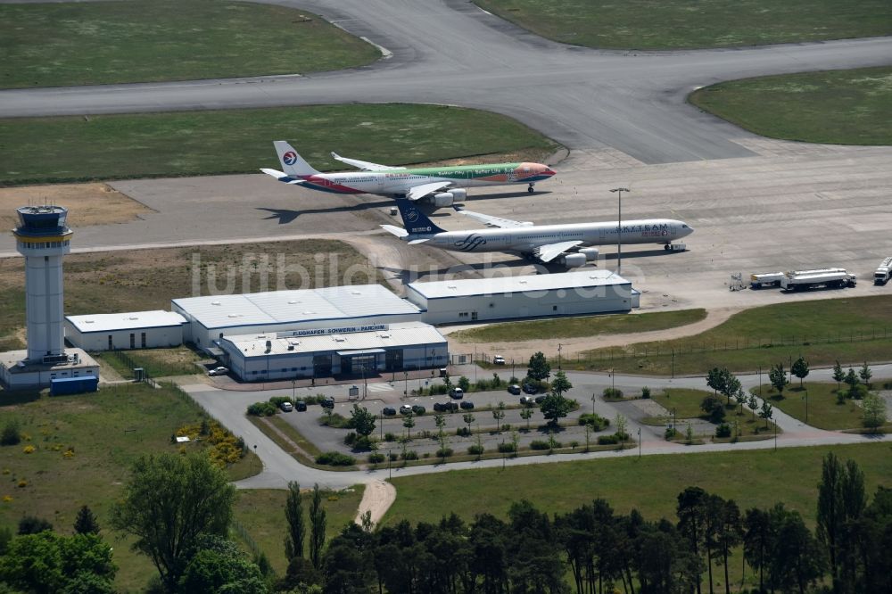 Parchim von oben - Abfertigungs- Gebäude und Terminals auf dem Gelände des Flughafen in Parchim im Bundesland Mecklenburg-Vorpommern, Deutschland