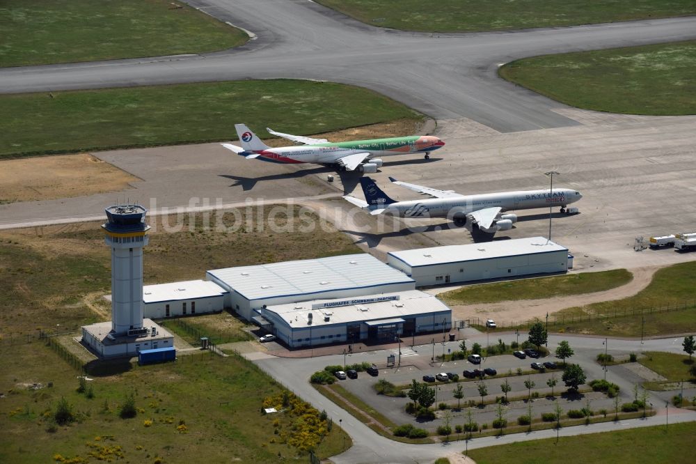 Parchim aus der Vogelperspektive: Abfertigungs- Gebäude und Terminals auf dem Gelände des Flughafen in Parchim im Bundesland Mecklenburg-Vorpommern, Deutschland