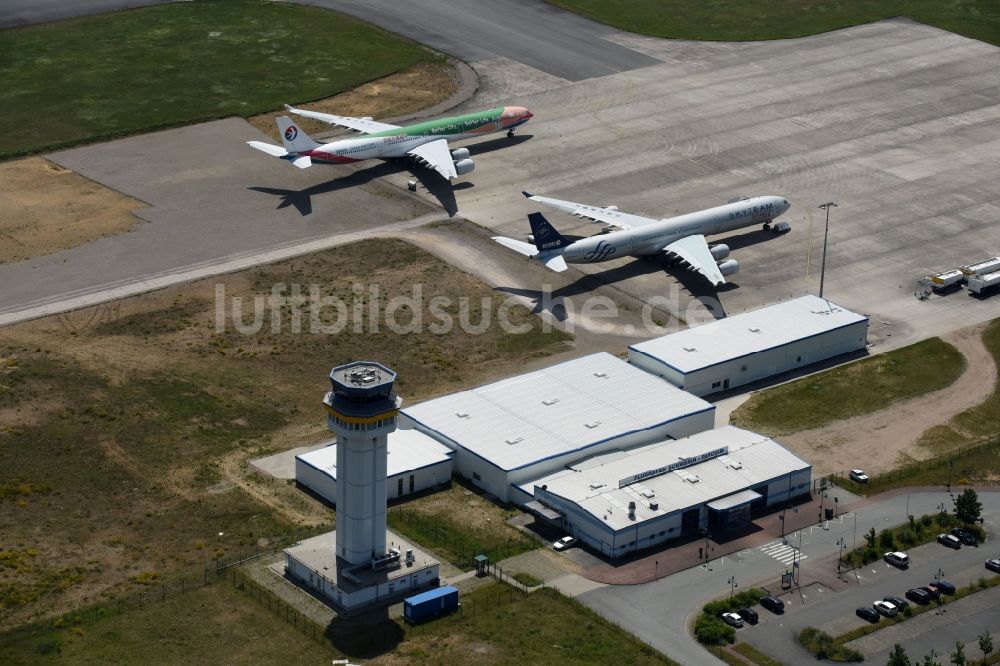 Luftbild Parchim - Abfertigungs- Gebäude und Terminals auf dem Gelände des Flughafen in Parchim im Bundesland Mecklenburg-Vorpommern, Deutschland