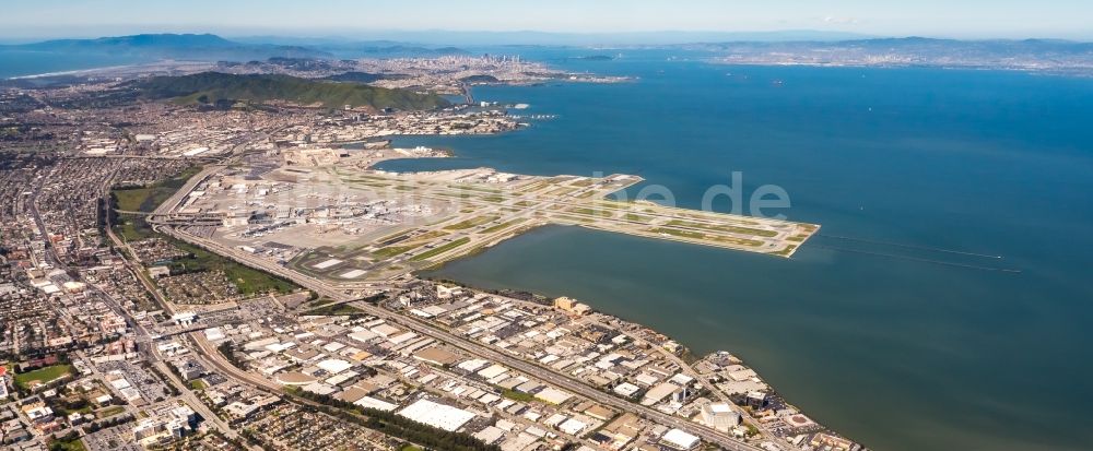 Luftaufnahme San Francisco - Abfertigungs- Gebäude und Terminals auf dem Gelände des Flughafen in San Francisco - Kalifornien in USA