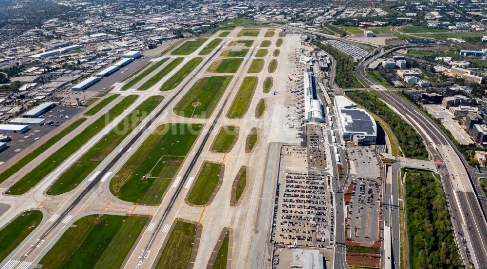 San Francisco von oben - Abfertigungs- Gebäude und Terminals auf dem Gelände des Flughafen in San Francisco - Kalifornien in USA