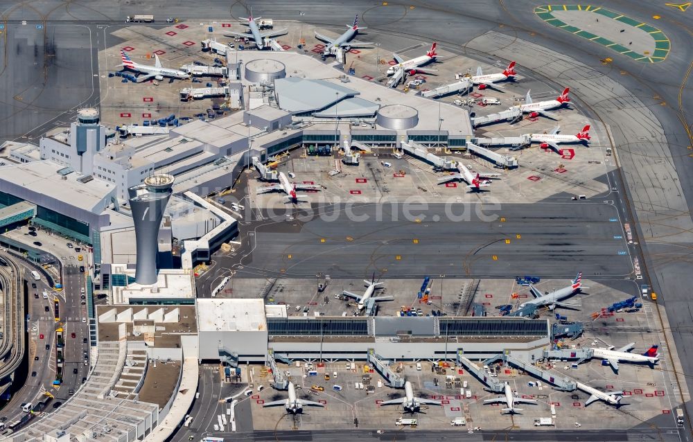 San Francisco aus der Vogelperspektive: Abfertigungs- Gebäude und Terminals auf dem Gelände des Flughafen in San Francisco in USA