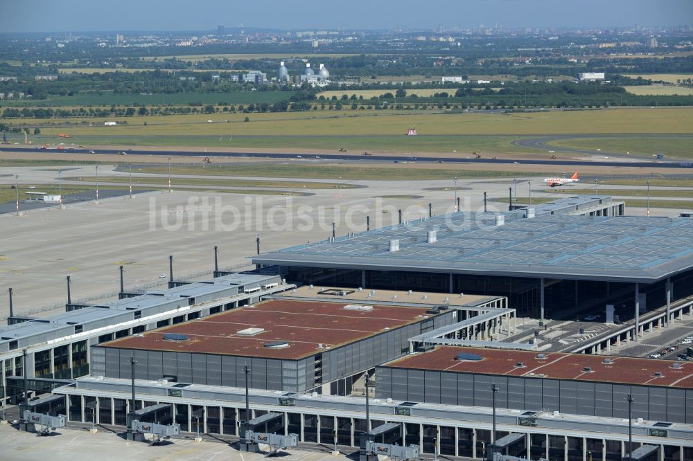 Schönefeld von oben - Abfertigungs- Gebäude und Terminals auf dem Gelände des Flughafen in Schönefeld im Bundesland Brandenburg