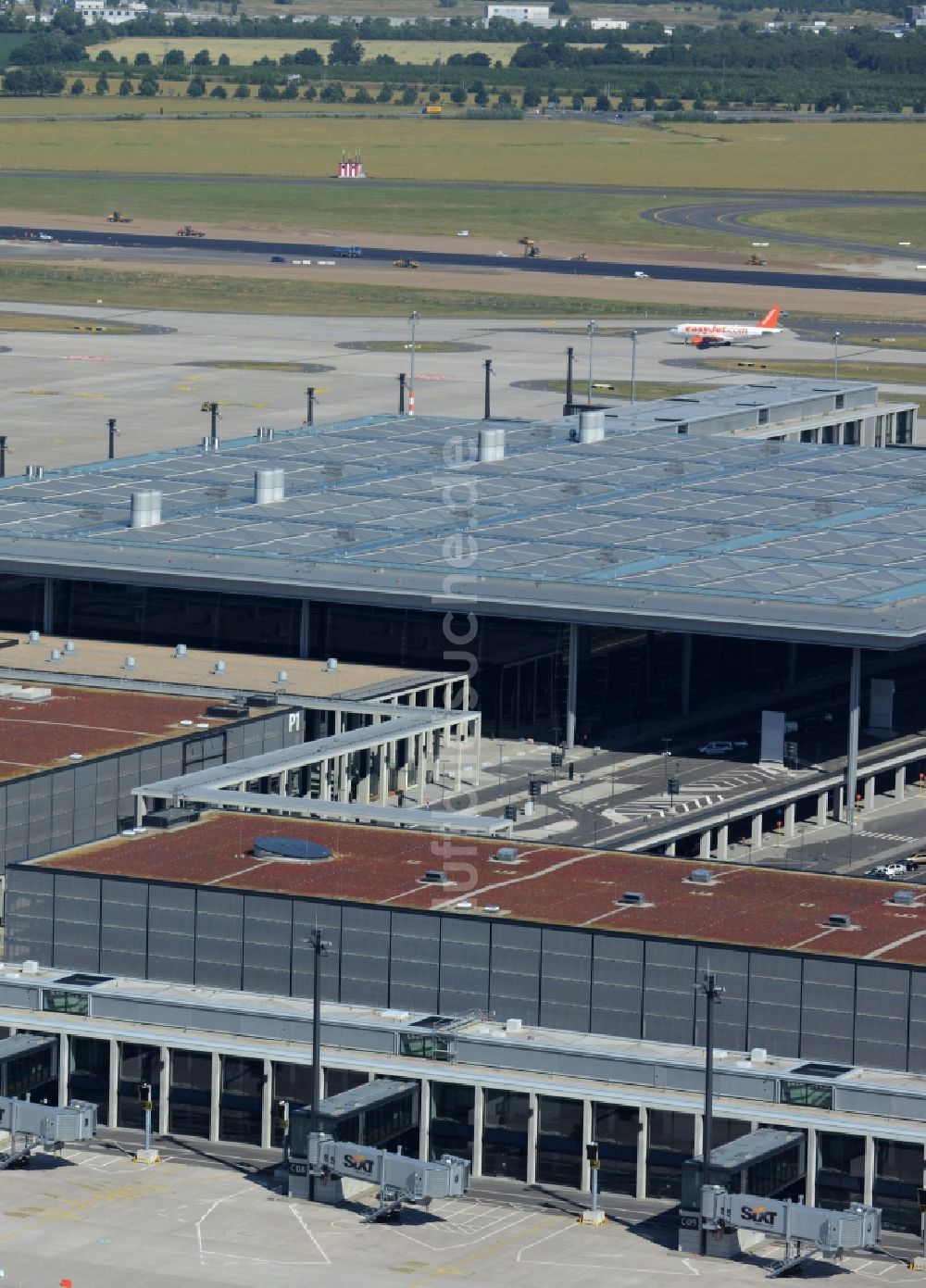 Schönefeld aus der Vogelperspektive: Abfertigungs- Gebäude und Terminals auf dem Gelände des Flughafen in Schönefeld im Bundesland Brandenburg