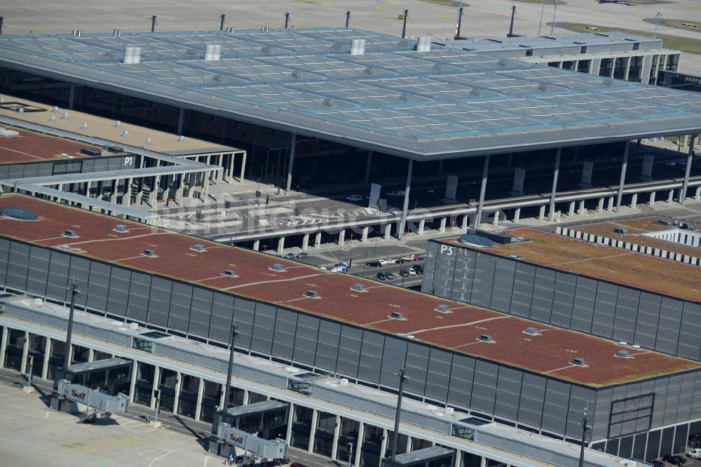 Luftbild Schönefeld - Abfertigungs- Gebäude und Terminals auf dem Gelände des Flughafen in Schönefeld im Bundesland Brandenburg