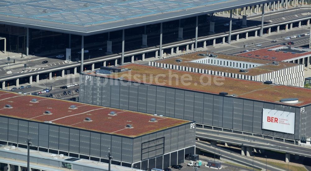 Luftaufnahme Schönefeld - Abfertigungs- Gebäude und Terminals auf dem Gelände des Flughafen in Schönefeld im Bundesland Brandenburg