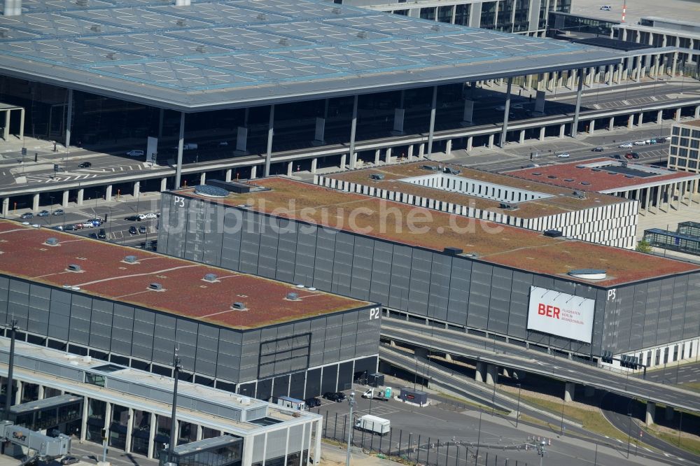 Schönefeld von oben - Abfertigungs- Gebäude und Terminals auf dem Gelände des Flughafen in Schönefeld im Bundesland Brandenburg