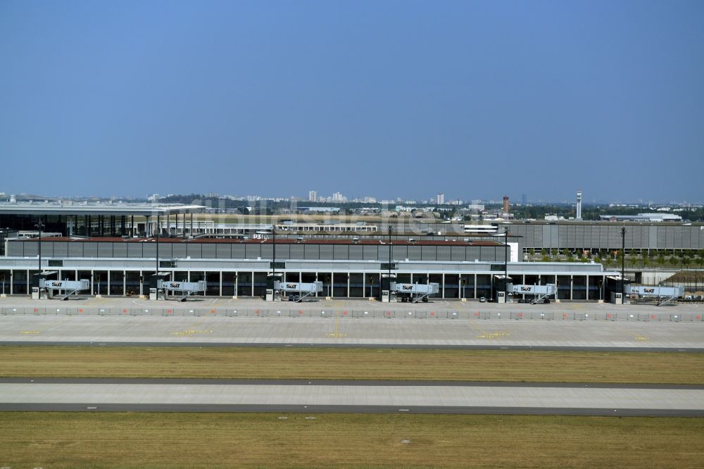 Schönefeld von oben - Abfertigungs- Gebäude und Terminals auf dem Gelände des Flughafen in Schönefeld im Bundesland Brandenburg