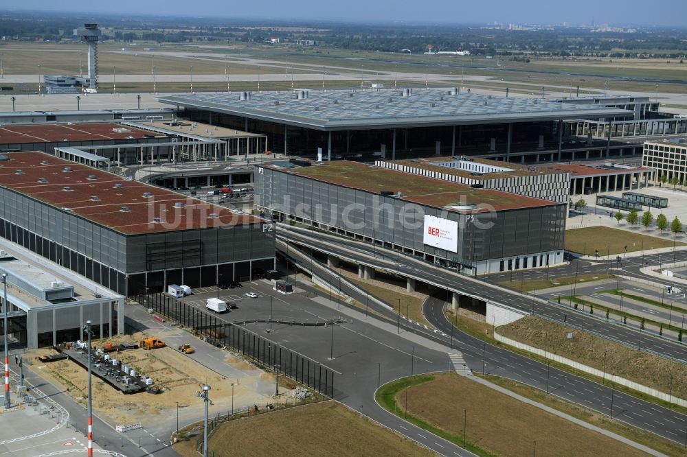 Schönefeld aus der Vogelperspektive: Abfertigungs- Gebäude und Terminals auf dem Gelände des Flughafen in Schönefeld im Bundesland Brandenburg