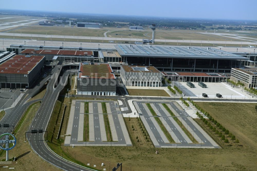 Luftbild Schönefeld - Abfertigungs- Gebäude und Terminals auf dem Gelände des Flughafen in Schönefeld im Bundesland Brandenburg