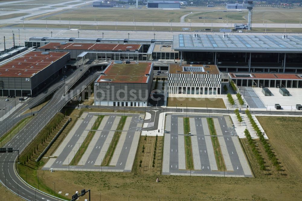 Luftaufnahme Schönefeld - Abfertigungs- Gebäude und Terminals auf dem Gelände des Flughafen in Schönefeld im Bundesland Brandenburg