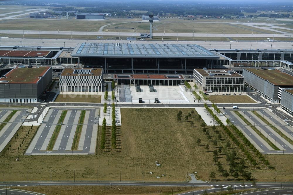 Schönefeld von oben - Abfertigungs- Gebäude und Terminals auf dem Gelände des Flughafen in Schönefeld im Bundesland Brandenburg