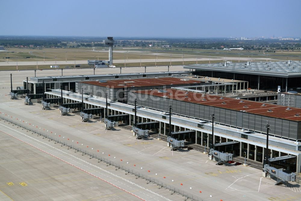 Luftbild Schönefeld - Abfertigungs- Gebäude und Terminals auf dem Gelände des Flughafen in Schönefeld im Bundesland Brandenburg