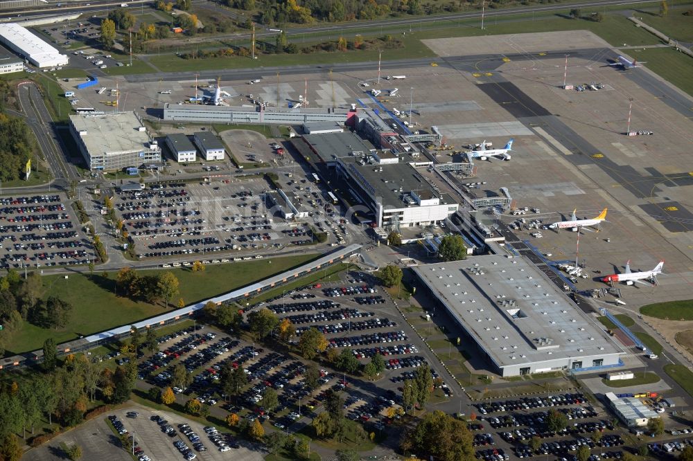 Schönefeld von oben - Abfertigungs- Gebäude und Terminals auf dem Gelände des Flughafen in Schönefeld im Bundesland Brandenburg