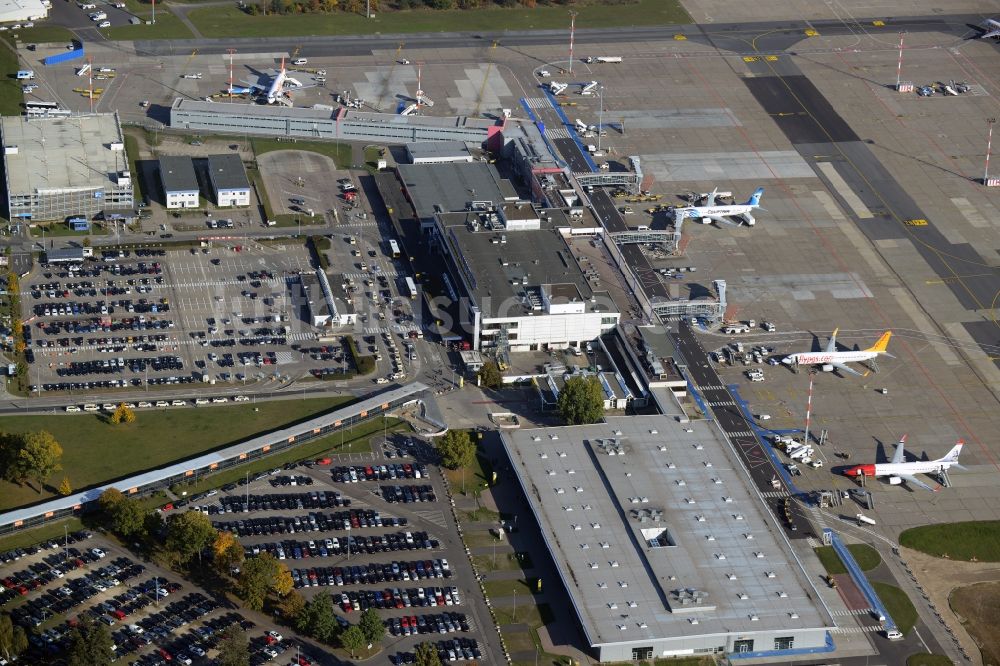 Schönefeld aus der Vogelperspektive: Abfertigungs- Gebäude und Terminals auf dem Gelände des Flughafen in Schönefeld im Bundesland Brandenburg