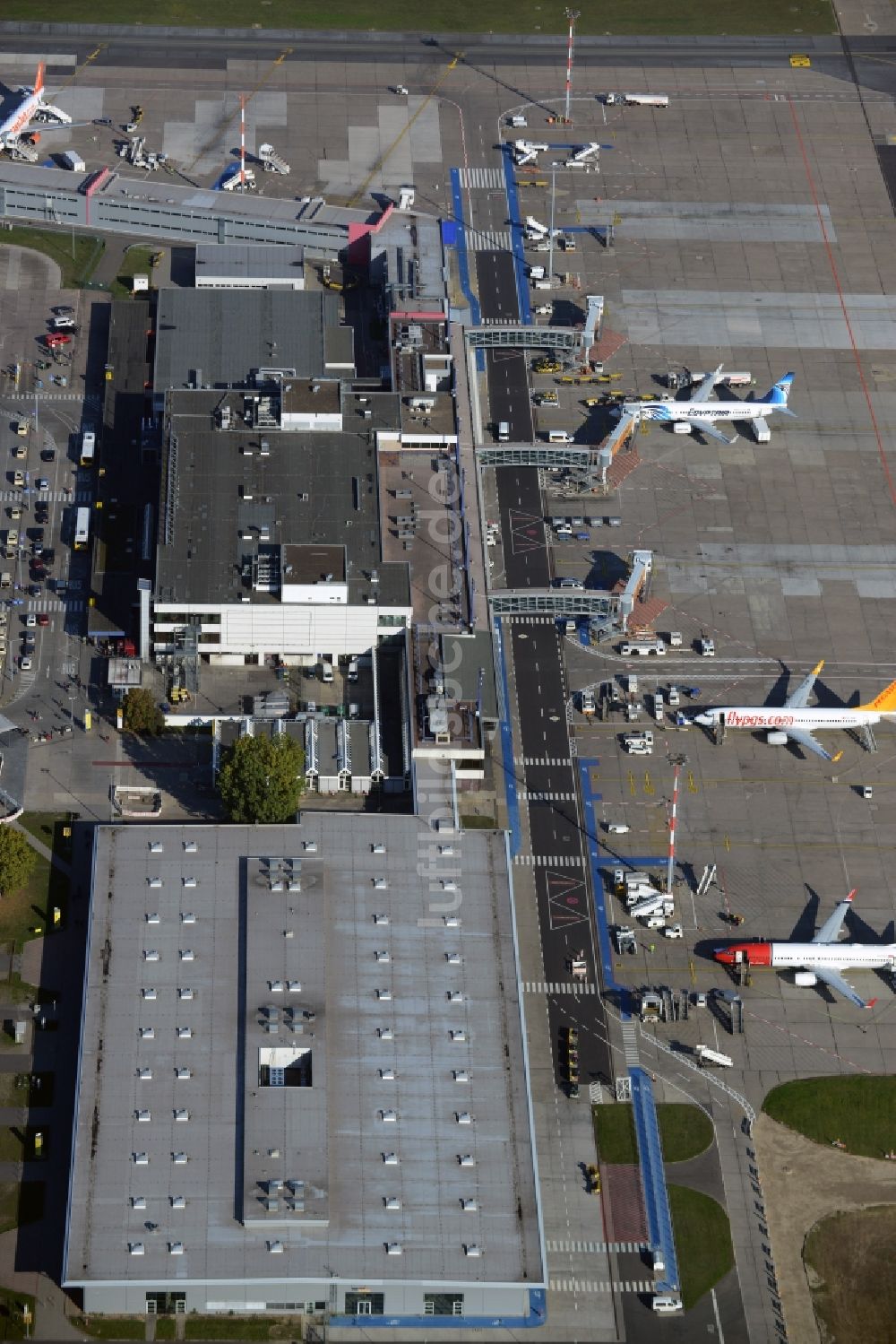 Luftbild Schönefeld - Abfertigungs- Gebäude und Terminals auf dem Gelände des Flughafen in Schönefeld im Bundesland Brandenburg