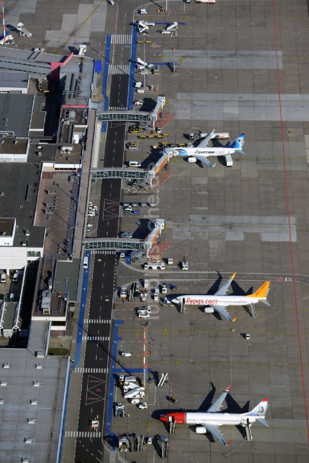 Schönefeld von oben - Abfertigungs- Gebäude und Terminals auf dem Gelände des Flughafen in Schönefeld im Bundesland Brandenburg