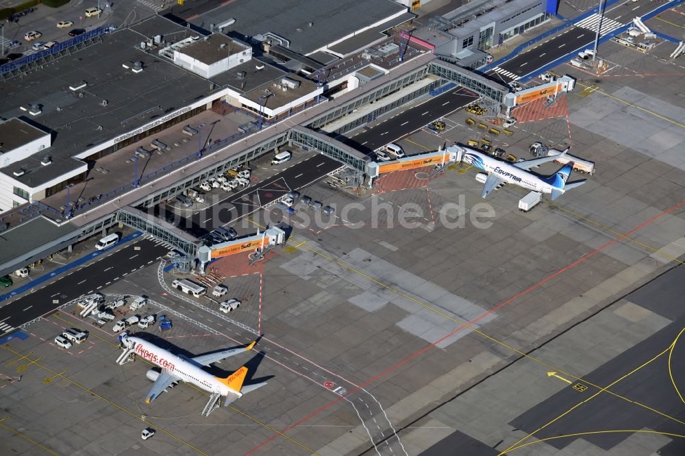 Schönefeld aus der Vogelperspektive: Abfertigungs- Gebäude und Terminals auf dem Gelände des Flughafen in Schönefeld im Bundesland Brandenburg