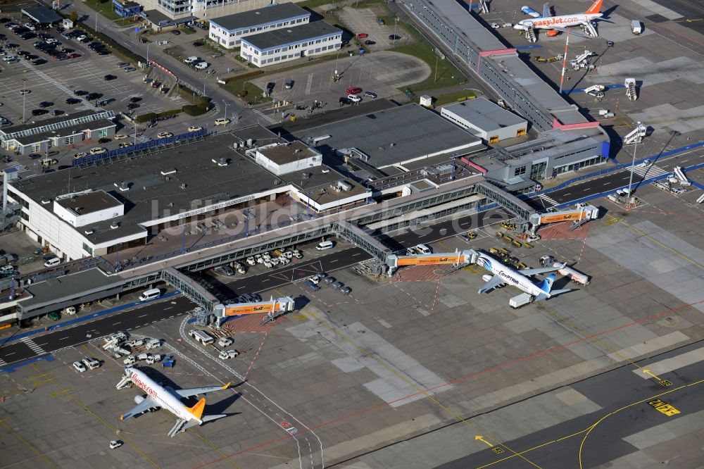 Luftbild Schönefeld - Abfertigungs- Gebäude und Terminals auf dem Gelände des Flughafen in Schönefeld im Bundesland Brandenburg