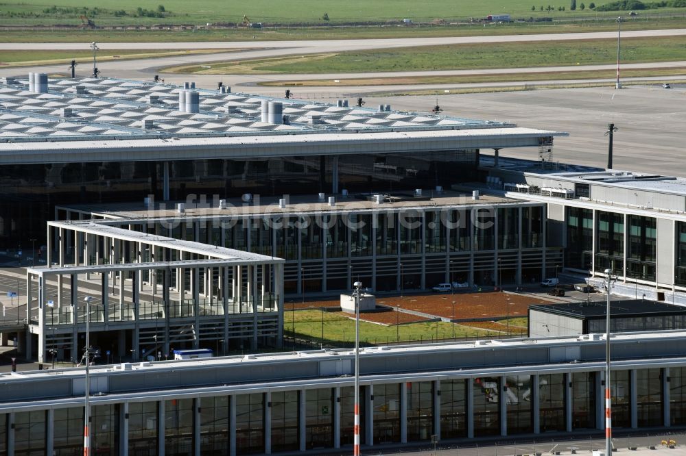 Luftaufnahme Schönefeld - Abfertigungs- Gebäude und Terminals auf dem Gelände des Flughafen in Schönefeld im Bundesland Brandenburg