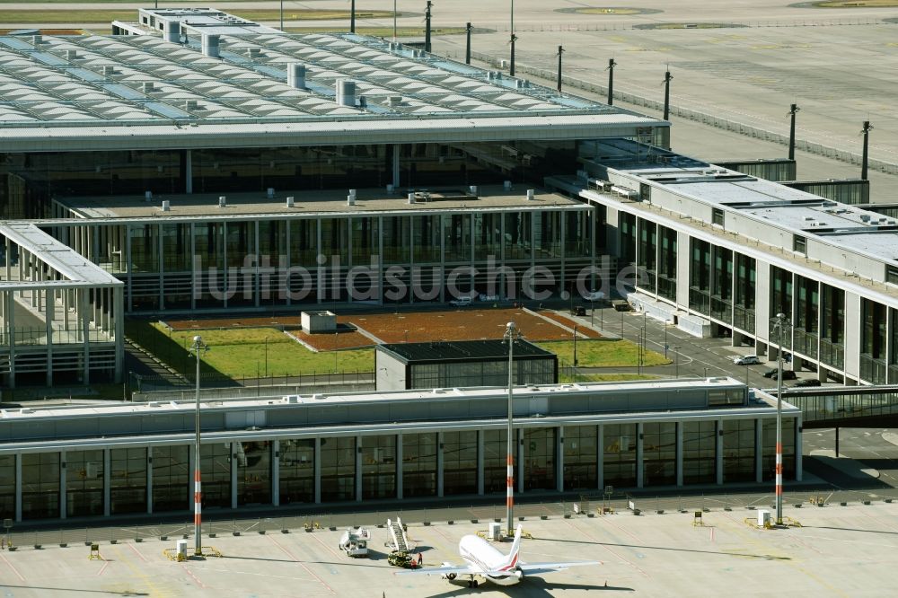 Luftaufnahme Schönefeld - Abfertigungs- Gebäude und Terminals auf dem Gelände des Flughafen in Schönefeld im Bundesland Brandenburg