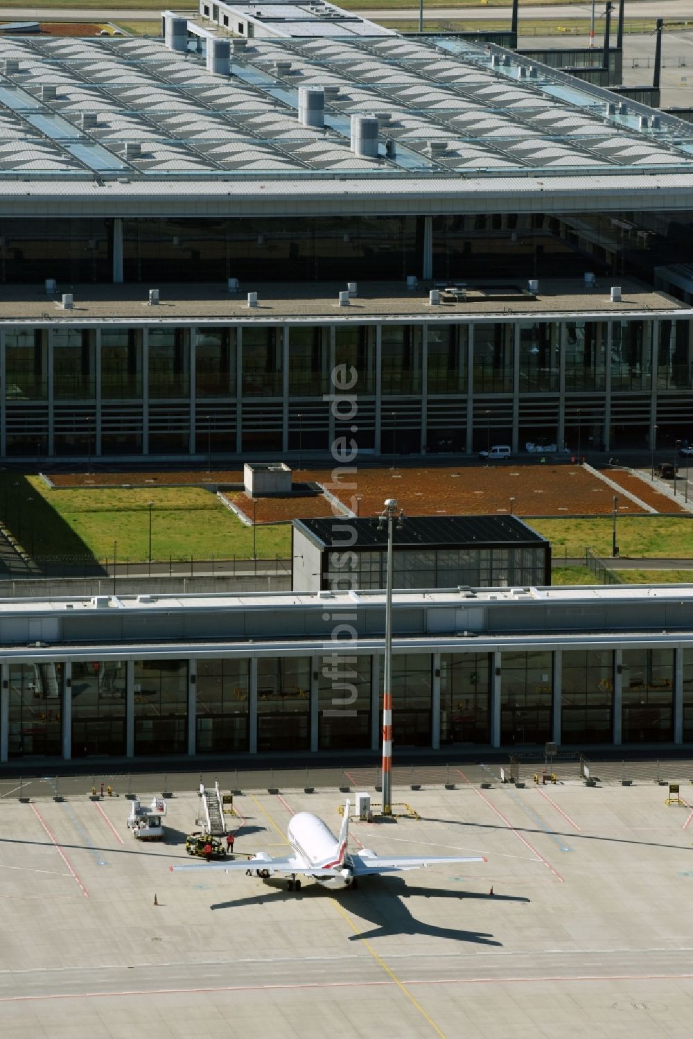 Schönefeld von oben - Abfertigungs- Gebäude und Terminals auf dem Gelände des Flughafen in Schönefeld im Bundesland Brandenburg