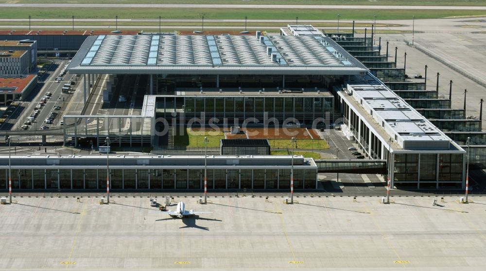 Schönefeld aus der Vogelperspektive: Abfertigungs- Gebäude und Terminals auf dem Gelände des Flughafen in Schönefeld im Bundesland Brandenburg