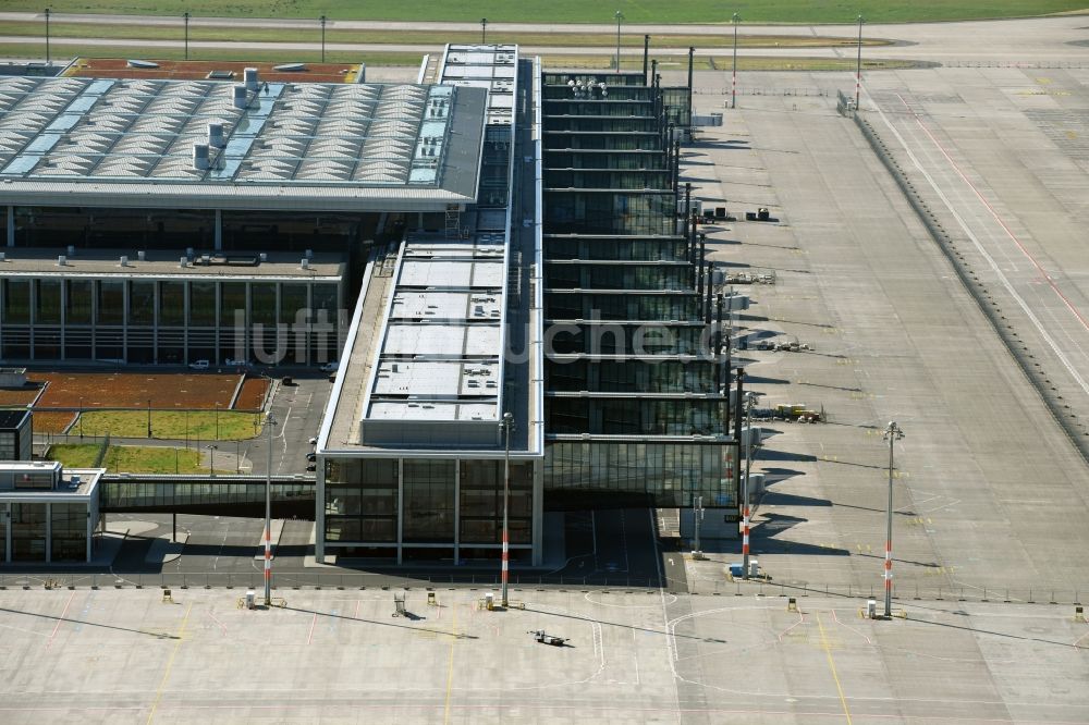 Luftbild Schönefeld - Abfertigungs- Gebäude und Terminals auf dem Gelände des Flughafen in Schönefeld im Bundesland Brandenburg