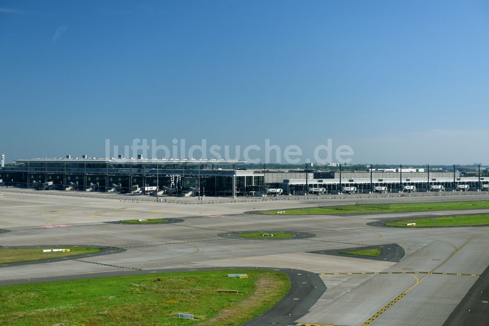 Schönefeld von oben - Abfertigungs- Gebäude und Terminals auf dem Gelände des Flughafen in Schönefeld im Bundesland Brandenburg