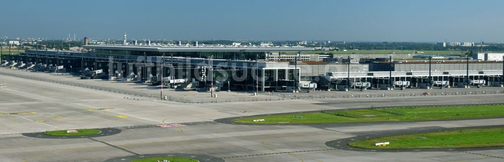 Schönefeld aus der Vogelperspektive: Abfertigungs- Gebäude und Terminals auf dem Gelände des Flughafen in Schönefeld im Bundesland Brandenburg