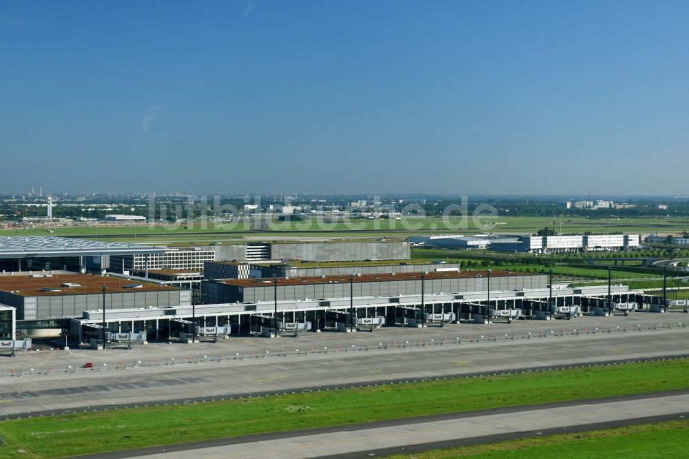 Luftbild Schönefeld - Abfertigungs- Gebäude und Terminals auf dem Gelände des Flughafen in Schönefeld im Bundesland Brandenburg