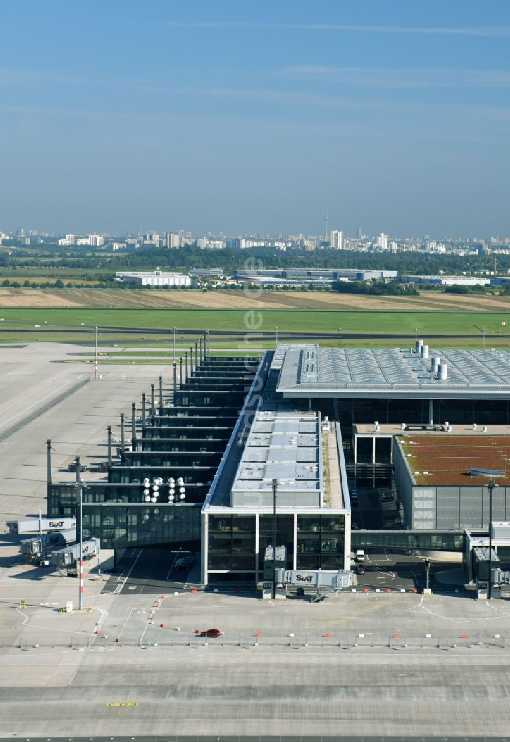 Luftaufnahme Schönefeld - Abfertigungs- Gebäude und Terminals auf dem Gelände des Flughafen in Schönefeld im Bundesland Brandenburg