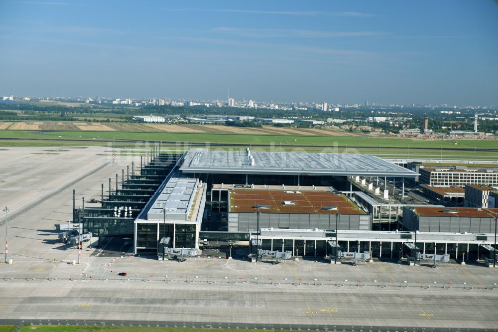 Schönefeld von oben - Abfertigungs- Gebäude und Terminals auf dem Gelände des Flughafen in Schönefeld im Bundesland Brandenburg