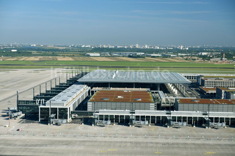 Schönefeld aus der Vogelperspektive: Abfertigungs- Gebäude und Terminals auf dem Gelände des Flughafen in Schönefeld im Bundesland Brandenburg