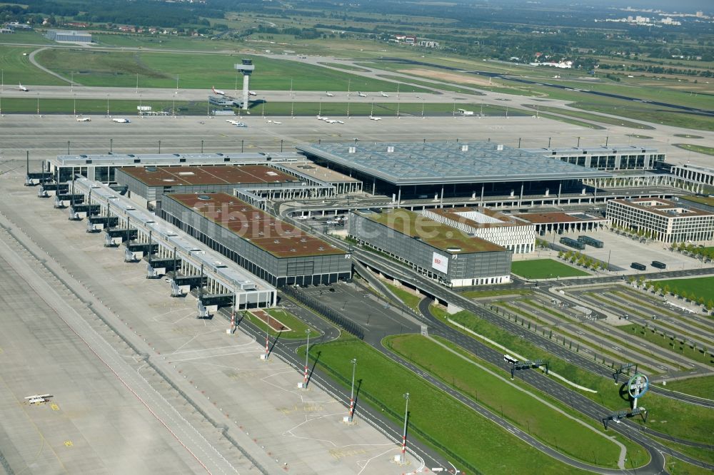 Luftbild Schönefeld - Abfertigungs- Gebäude und Terminals auf dem Gelände des Flughafen in Schönefeld im Bundesland Brandenburg