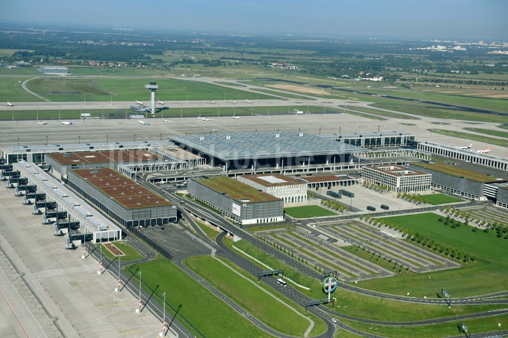 Luftaufnahme Schönefeld - Abfertigungs- Gebäude und Terminals auf dem Gelände des Flughafen in Schönefeld im Bundesland Brandenburg