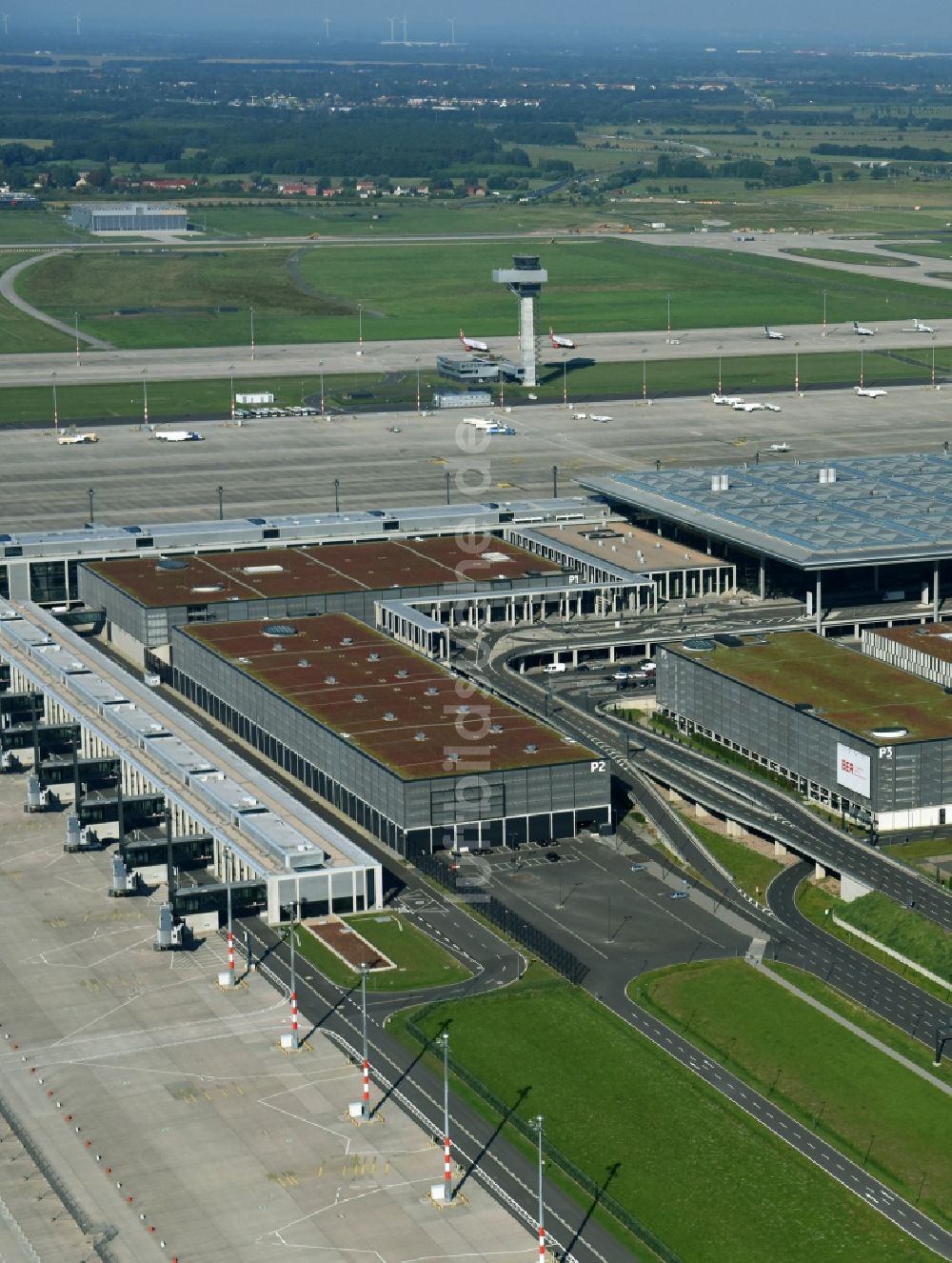 Schönefeld von oben - Abfertigungs- Gebäude und Terminals auf dem Gelände des Flughafen in Schönefeld im Bundesland Brandenburg