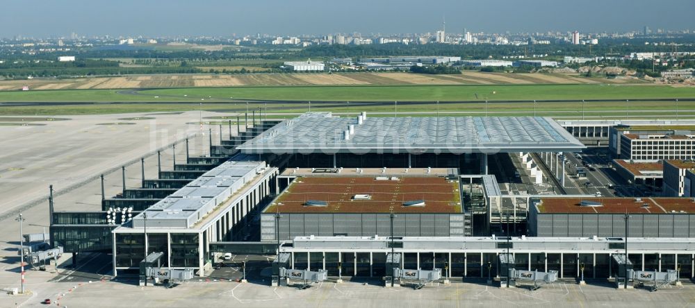 Schönefeld von oben - Abfertigungs- Gebäude und Terminals auf dem Gelände des Flughafen in Schönefeld im Bundesland Brandenburg