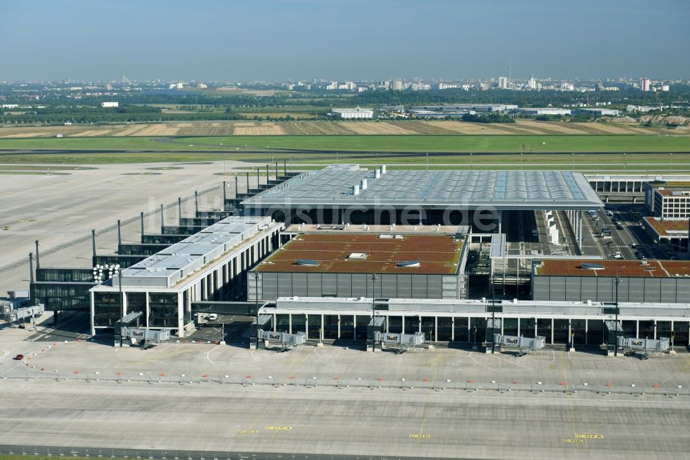 Schönefeld aus der Vogelperspektive: Abfertigungs- Gebäude und Terminals auf dem Gelände des Flughafen in Schönefeld im Bundesland Brandenburg