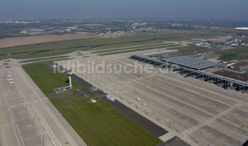 Luftbild Schönefeld - Abfertigungs- Gebäude und Terminals auf dem Gelände des Flughafen in Schönefeld im Bundesland Brandenburg