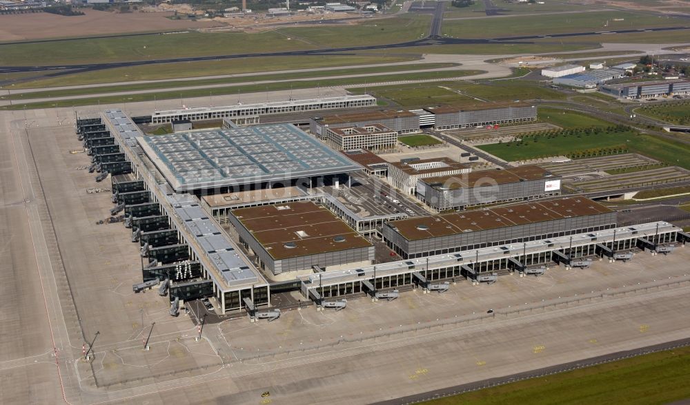 Luftaufnahme Schönefeld - Abfertigungs- Gebäude und Terminals auf dem Gelände des Flughafen in Schönefeld im Bundesland Brandenburg