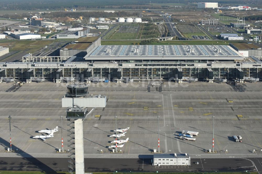 Schönefeld von oben - Abfertigungs- Gebäude und Terminals auf dem Gelände des Flughafen in Schönefeld im Bundesland Brandenburg