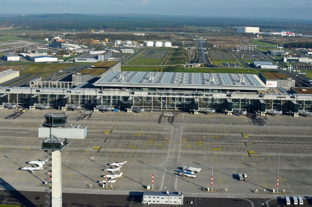 Schönefeld aus der Vogelperspektive: Abfertigungs- Gebäude und Terminals auf dem Gelände des Flughafen in Schönefeld im Bundesland Brandenburg