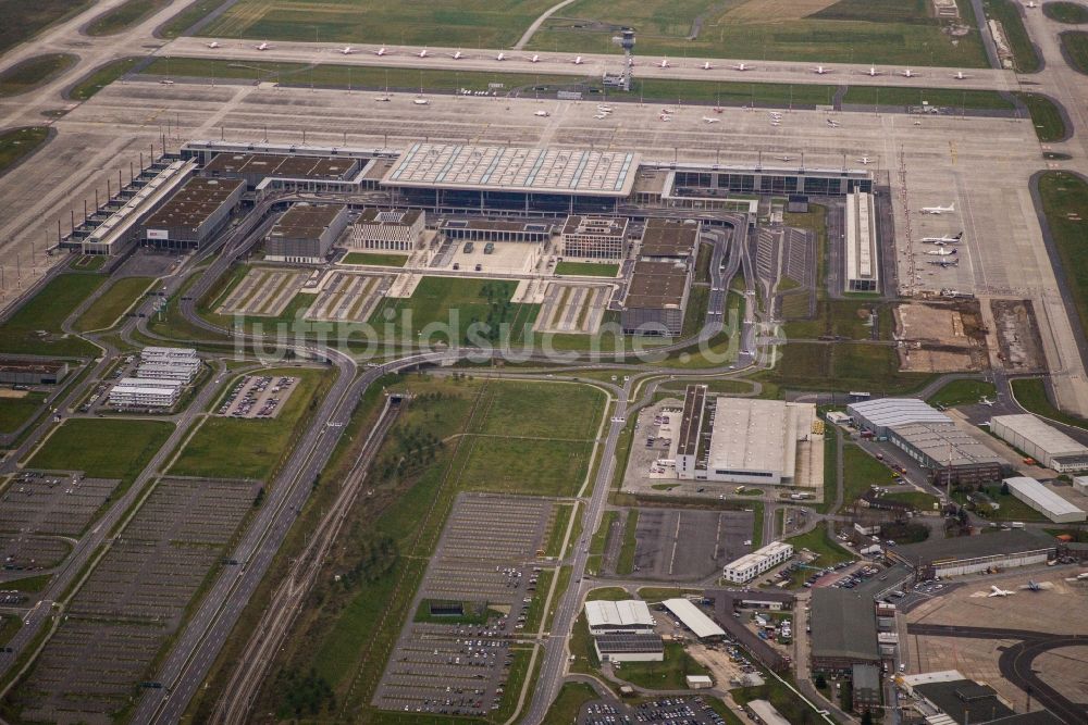 Luftbild Schönefeld - Abfertigungs- Gebäude und Terminals auf dem Gelände des Flughafen in Schönefeld im Bundesland Brandenburg