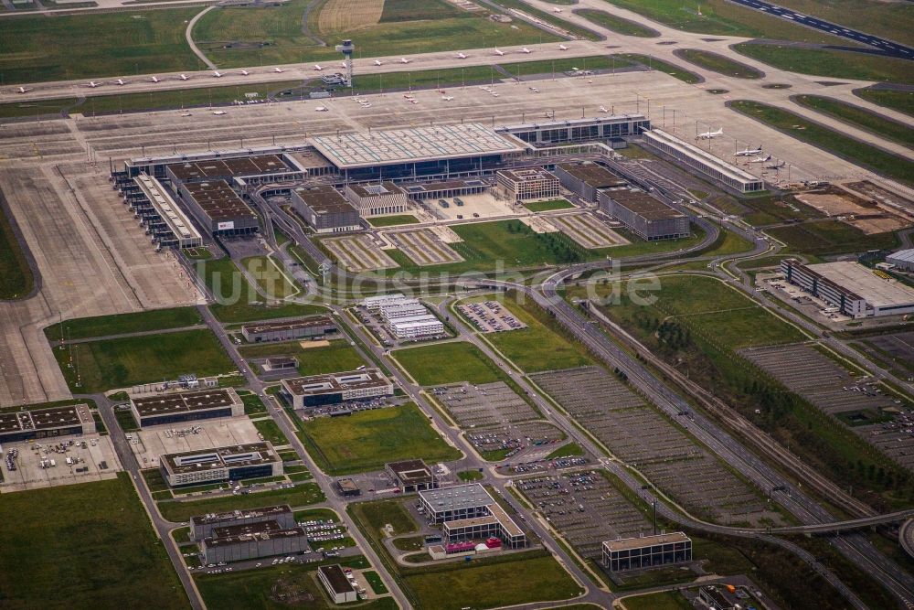 Luftaufnahme Schönefeld - Abfertigungs- Gebäude und Terminals auf dem Gelände des Flughafen in Schönefeld im Bundesland Brandenburg